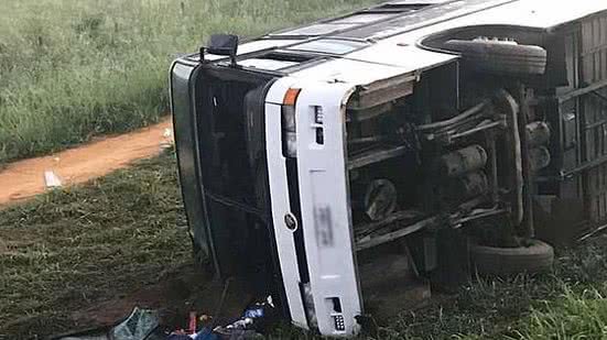 Ônibus de torcedores do Corinthians tomba na BR-116 | PRF/Divulgação