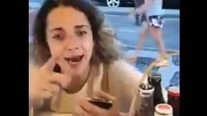Imagem Mulher é filmada humilhando funcionários de quiosque: 'Sou filha de juiz, de gente poderosa'