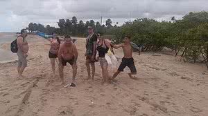 Imagem Turista fotografa momento exato em que grupo é atacado por ladrão