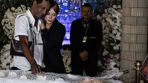 Luís Miranda e Mariana Ximenes se despedem de Aracy | Eduardo Anizelli/Folhapress