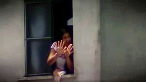 Eloá aparece na janela e pede calma, pouco antes de ser morta pelo namorado | Arquivo / Record TV