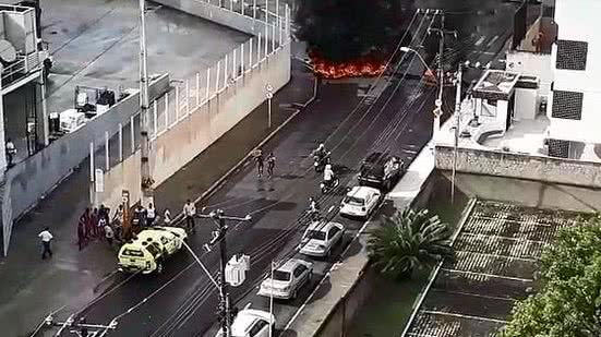 Imagem Comerciante protesta contra falta de energia em Jatiúca