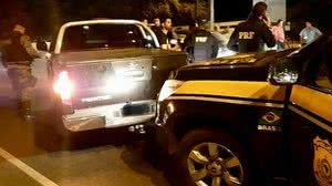 Carro usado por sequestradores bateu na viatura da PRF durante perseguição. | PRF/divulgação
