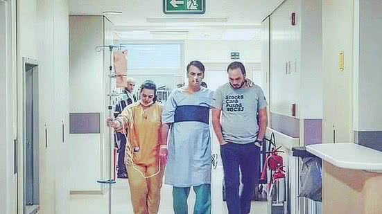 Em foto divulgada pelo candidato em rede social, Bolsonaro faz fisioterapia no hospital | Reprodução Facebook