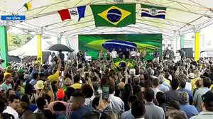 Imagem Bolsonaro entrega moradias a famílias de baixa renda em Maceió