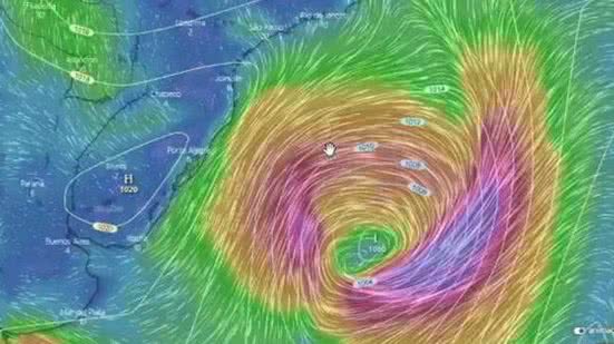 Um ciclone extratropical se formará entre hoje e amanhã sobre a região Sul provocando muita chuva e queda nas temperaturas | Imagem: Reprodução/Windy