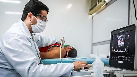 O angiologista e cirurgião vascular, Bruno Freitas, explica a importância da ultrassonografia com doppler colorido durante a consulta | Foto: Thiago Duarte / Ascom Sesau