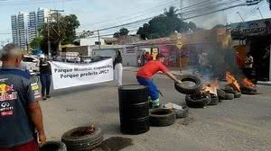 Moradores queimaram pneus e usaram faixas para bloquear o acesso ao bairro | Foto: Cortesia ao TNH1