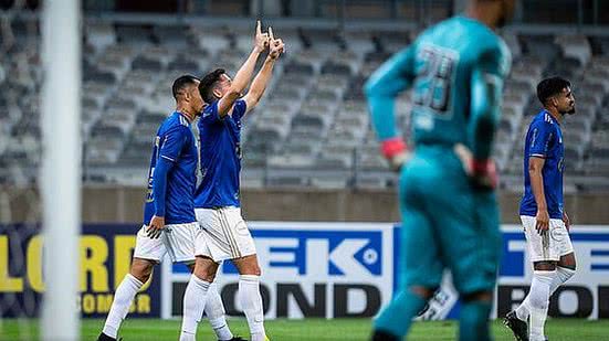 Imagem Com expulsões e virada, Cruzeiro vence Vasco por 2 a 1 na Série B