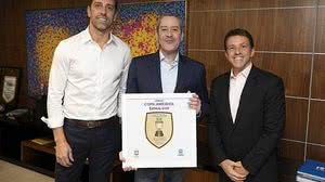 Juninho Paulista (dir.), com Edu Gaspar (esq.) e Rogério Caboclo: novo desafio na CBF | Lucas Figueiredo/CBF