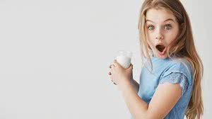 Intolerância à lactose é um problema de saúde que traz distúrbios gastrointestinais quando você ingere laticínios | Foto: Freepik