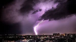 Para que um raio possa ocorrer é necessário que existam cargas de sinais opostos entre nuvens ou entre nuvens e o solo. | Peu Ricardo/Arquivo DP