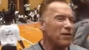 Imagem Arnold Schwarzenegger é atingido por ‘voadora’ em evento na África do Sul; assista