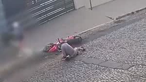 Imagem Homem cai de moto ao tentar passar mão em mulher e é indiciado sob suspeita de importunação