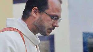 Imagem Vídeo: padre que celebrava missa pede oração por atirador e vítimas