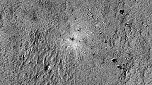 Uma das imagens divulgadas pela Nasa mostra uma área mais esbranquiçada no solo lunar, de 60 m a 80 m de diâmetro, onde teria ocorrido o impacto da Hakuto-R | Centro Espacial de Voo Goddard da Nasa/Universidade do Estado de Arizona