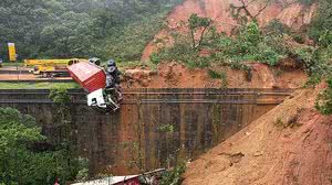 Imagem aérea mostra deslizamento de terra na BR-376, próximo à divisa entre Paraná e Santa Catarina. | Foto: Adryel Pabst/Prefeitura de Garuva