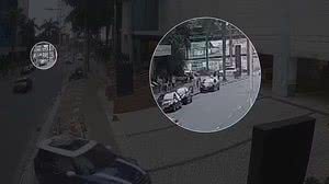 As imagens captaram a agressão de longe e é possível ver o aposentado na calçada, de camiseta branca, e o momento em que recebe um golpe pela frente e cai de costas no chão | Reprodução / g1