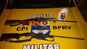 Imagem Policiais apreendem espingardas e munições em terreno baldio, em Jequiá da Praia