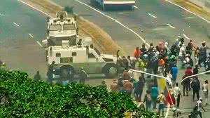 Tanques avançam contra manifestantes | Foto reprodução - NoticiasRCN