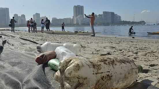 Garrafas PET poluem praias e rios e causam outros danos ao meio ambiente | Agência Brasil