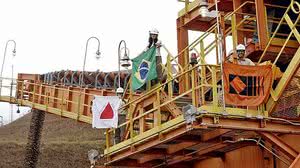 Funcionários da Vale na abertura da mina de Brucutu, em São Gonçalo do Rio Abaixo, em outubro de 2006 | REUTERS/Washington Alves