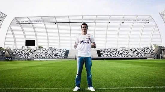 Imagem Ex-Seleção Brasileira desembarca na França e veste a camisa do Amiens