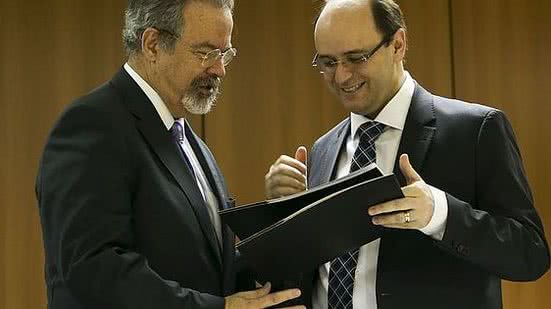 Os ministros da Segurança Pública, Raul Jungmann, e da Educação, Rossieli Soares, assinam protocolo de intenções | Marcelo Camargo/Agência Brasil