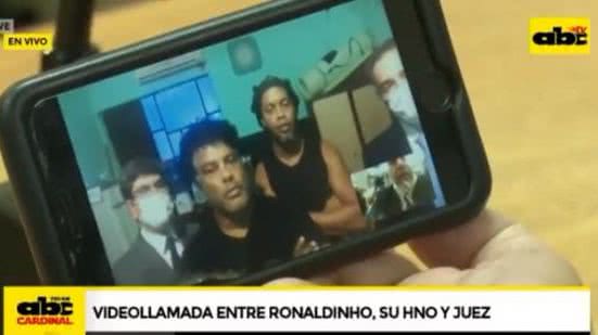 Imagem Em chamada de vídeo, Ronaldinho faz ‘hang loose’ para o juiz que determinou prisão domiciliar
