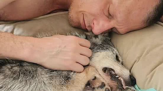 Alexandre Rossi, especialista em comportamento animal, com Estopinha | Reprodução / Instagram