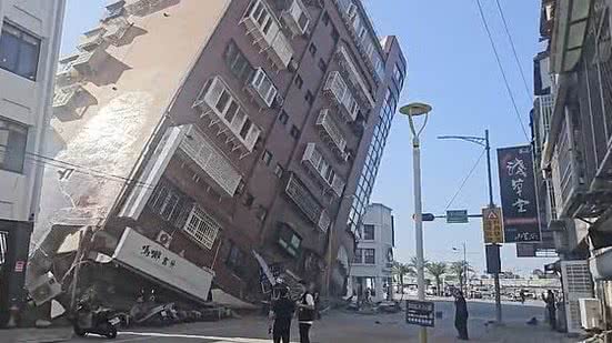 Prédio ficou inclinado na cidade de Hualien, em Taiwan | TVBS