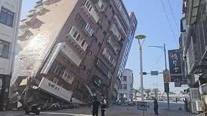 Prédio ficou inclinado na cidade de Hualien, em Taiwan | TVBS