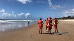 Bombeiros durante buscas na Praia do Francês | Cortesia ao TNH1 / Henrique Pereira - TV Pajuçara