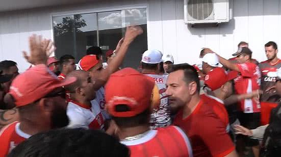 Doriva tenta acalmar os ânimos no protesto da torcida | Reprodução / Pajuçara Futebol Clube