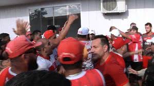 Doriva tenta acalmar os ânimos no protesto da torcida | Reprodução / Pajuçara Futebol Clube