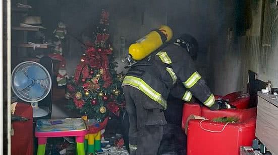 Chamas consumiram parte da sala | Cortesia / CBM-AL