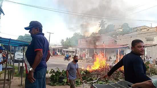 Moradores de Ipioca protestam por falta d'água e bloqueiam AL-101 Norte | Foto: Cortesia