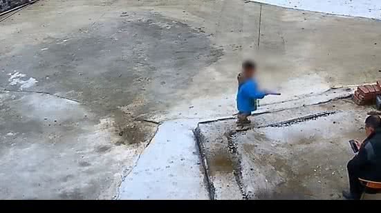 Um menino de três anos morreu na China após se afogar em um rio enquanto o avô estava distraído mexendo no celular | Reprodução