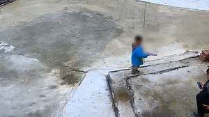 Um menino de três anos morreu na China após se afogar em um rio enquanto o avô estava distraído mexendo no celular | Reprodução