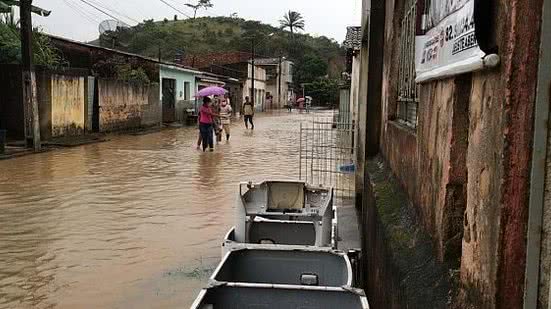 Com a elevação do Rio Jacuípe, água chegou a atingir as casas na região | Foto: Ascom Semarh