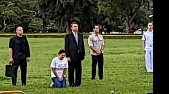 O casal presidencial chegou de mãos dadas e permaneceu lado a lado durante toda a cerimônia | Foto: Reprodução/ Redes sociais