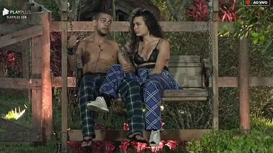 Casal conversando na baia, de A Fazenda 10 | Reprodução
