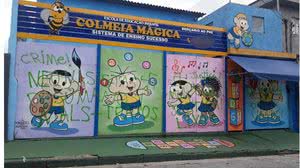 Escola Colmeia Mágica foi pichada após vídeo mostrar crianças amarradas. Para investigação filmagem foi feita dentro da unidade escolar | Foto: Reprodução/Redes sociais
