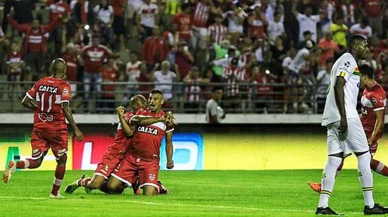 Neto Baiano comemora gol de falta sobre o Sampaio | Pei fon / Portal TNH1