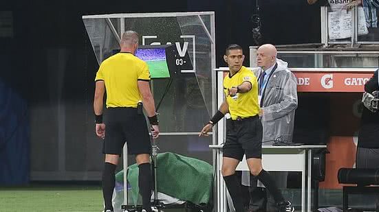 VAR foi um dos centros das atenções no jogo de ida entre Grêmio e Flamengo | FramePhoto/Folhapress