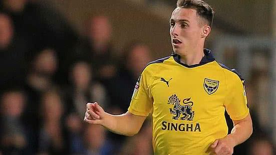 Imagem Jogador é flagrado se masturbando ao lado de outro homem no meio da rua