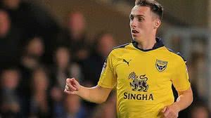 Imagem Jogador é flagrado se masturbando ao lado de outro homem no meio da rua