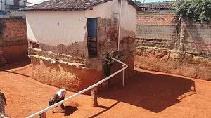 Casa ficou mais de um metro acima do nível do solo | Cortesia