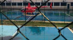 Imagem Após neblina, helicóptero faz pouso forçado em quadra de escola no RJ