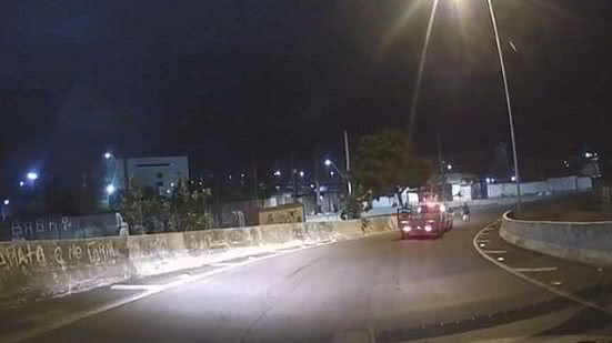 Imagem Motorista de aplicativo filma tentativa de assalto em viaduto no Centro do Recife